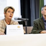 La présidente de la Confédération Karin Keller-Sutter aux côtés du président de Blatten Matthias Bellwald